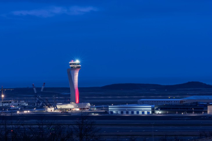 Wieża kontrolna lotniska w Stambule. Fot. serpil/Adobe Stock